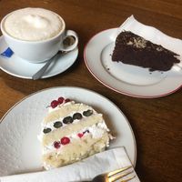 Vappuccino, vegane Torte und Schokokuchen at Gasthof Zur Sägemühle in Hiltpoltstein