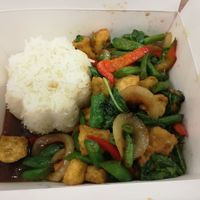 Wok Basil with tofu at Som Kitchen in Vienna