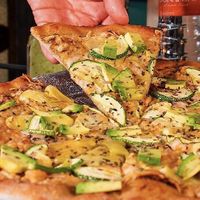 La Diosa cilantro pesto, artichoke, zucchini, avocado vegan cheese  at 450 Grados in Hermosillo