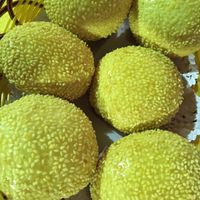 Deep fried sesame buns, ¥20 at Fo You Yuan Vegetarian 佛有缘素食馆 in Guangzhou