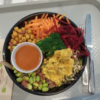 Asian Fusion bowl (with brown rice and smoked tofu) at Copper Branch - Frères Orban in Brussels