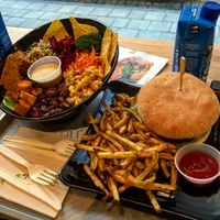 Aztec big power bowl with tempeh and quinoa & black bean burger with fries, two drinks included at Copper Branch - Frères Orban in Brussels