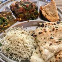 Curry de okra con dhal, arroz basmati, samosa y naan  at Jonny's Dhaba in Mallorca