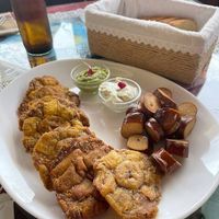 Tostones de plátano y salchichas de tofu con guacamole y salsa vegana de la casa at Joapira in El Hierro