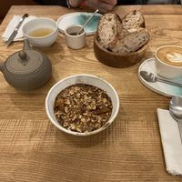 Papas de arroz, cappuccino c/ leite de aveia, pão, compota de kiwi e chá oolong at Manna Porto in Porto