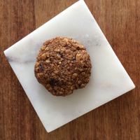 Vegan cookie beautifully served 💛 at Manna Porto in Porto