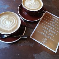 Café Latte mit Hafermilch und Flat White at Dankbar Kaffee in Leipzig