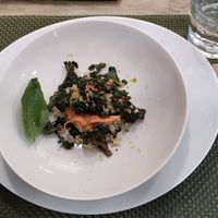 Ensalada de quinoa con tempura: quinoa, espinaca, boniato y kale deshidratados, salsa de cilantro con nueces at VeGaia - La Abuela Vegana in Alpedrete