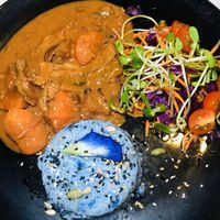 אורז עם תבשיל טעים וסלט טרי at Street Vegan House in Koh Phangan