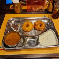 Starter with fried lentil dough rings and coconut chutney at Krishna Vilas in Utrecht