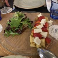 Ensalada con manzana caramelizada, tofu y fresas  at El Pecado in Salamanca