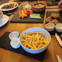 starter: houmous (u góry), boczniaki z boku i frytki z przepysznymi sosami na dole at Bo No Bo Vegan in Olsztyn