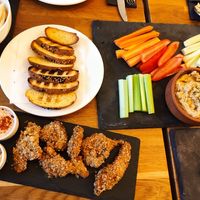 chrupiące pieczywo, houmous i boczniaki z super sosami (pikantny i majonezowy) at Bo No Bo Vegan in Olsztyn