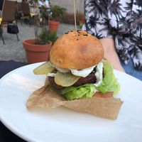 Burger z fasoli, cukinia, ogórek, cebulka karmelizowana, sałata, majonez. 22zl at Bo No Bo Vegan in Olsztyn