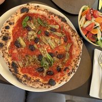 Vegan marinara pizza and mixed salad   at Mimí Pizzeria e Cucina in Ravello