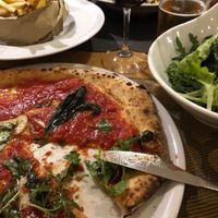 Marinara pizza with salad  at Mimí Pizzeria e Cucina in Ravello