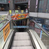 Escalator near the crossroad at QīngXīn SùShí 清心素食 in Nanjing