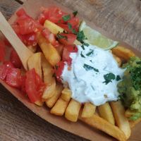 Fritten mit Sour Cream, Guacamole und Tomaten at Frittenwerk - Kaiserstraße in Karlsruhe