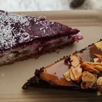 Milchreiskuchen mit Sauerkirschen und schokobrownie mit Karamell und Mandeln at Roots in Leipzig