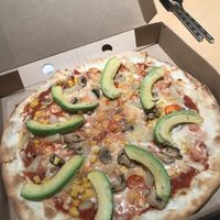 “Loco” vegetarian pizza with vegan cheese at @homePizza in Gerrards Cross