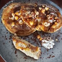 Pancakes mit karamellisierten Haselnüssen, Banane und Schlagsahne at Greens & Co in Galway