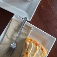 Apfelkuchen und Schoko-Biscoff-Brownie at Greens & Co in Galway