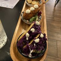 Cinque stelle!!! bellissimo buonissimo tantissime opzioni vegane! in foto seitan fritto salvia fritta tacos di seitan sfilacciato, crema di tofu arachidi e chips di mais!!!!!!!!!!  at Otto. Zero in Civitavecchia