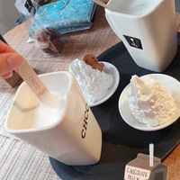 Vegan chocolademelk met gingerbread at Chocolate Company Café in Deventer