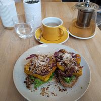 Belegtes Brot mit Erbsenmus und Tofu. at Buchta B in Brno