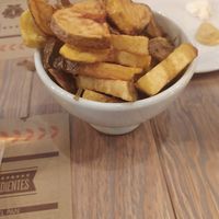 Patatas gruesas caseras 😋 at La Pepita Burger Bar in Lugo