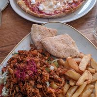 Pizza and gyros at Élelem Etterem in Budapest