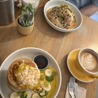 Mango Pancakes, Trüffel Bagel mit Scrambled Tofu, Hafer Cappuccino und Banana Matcha  at Sunny Side Up - Westend in Frankfurt