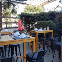 Outdoor seating at Meat's in Kloten