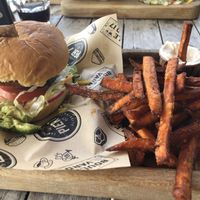 Veganer Burger mit süsskartoffel Pommes   at Pier 7 in Vlissingen