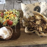 Veganes jackfruit pita mit Salat   at Pier 7 in Vlissingen
