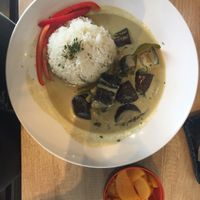 Grünes Thai Curry mit viiiel Aubergine, dazu Kimchi aus Rettich at Ann Café in Kiel