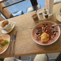Hummusbagel & crazy Peanutbutter Bowl at cafecafe - Urban Eats & Coffee in Cologne