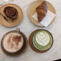 Cinnamon roll, croissant, chai latte, and matcha latte at Mica Coffeebar in Haarlem