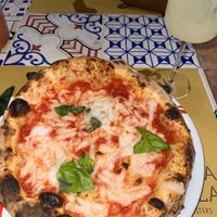 Vegane Pizza mit veganem Käse und Limoncello  at Pizzeria Donna Stella in Amalfi