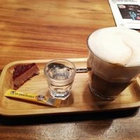 Flat white with vegan bite. 😋 at Smaeck in Weert