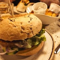 Hamburguesa vegana de calabaza con alioli vegano. Patatas al fondo at Menssana in Barcelona