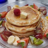 Pancakes (filled with blueberries) with fresh fruit and syrup at HART in Antwerpen