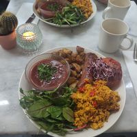 Scrambled tofu, grilled tomato, Beyond sausage, crispy potatoes, baked (chili) beans at HART in Antwerpen