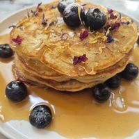 Pancakes with blueberries and maple syrup 😋 at HART in Antwerpen