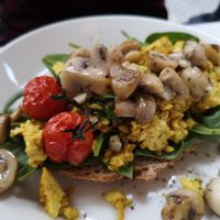 Scramble Tofu met spinazie, champignons en kerstomaten at HART in Antwerpen