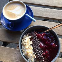 Veganer Porridge mit Kirschkompott, Kokos und Schokolade  at Haferkater - Pasing Arcaden in Munich