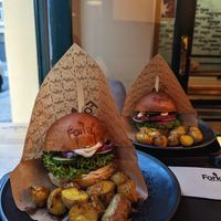 Veganer Burger mit Beilage at Forky's - Milady Horákové in Prague