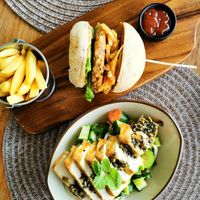 Israeli tofu salad and mushroom cheeseburger, at Halapua by Kapuhala in Koh Samui