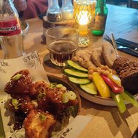 Vegane korean Style Blumenkohl Wings, Falafel mit Pizza Brot, Gemüsesticks auf Humus at STRUIN. in Schoorl