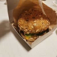 Burger at Tsumugu Cafe in Tokyo